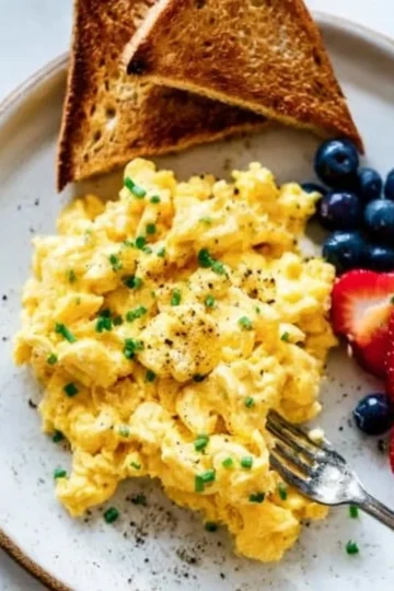 High-protein scrambled eggs made with cottage cheese