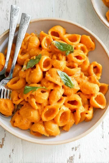 Creamy Gigi Hadid pasta recipe topped with herbs and spices.