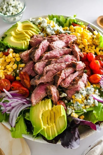 Healthy steak salad with fresh vegetables and grilled steak slices